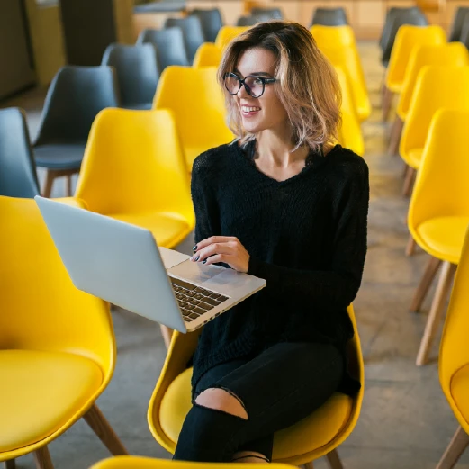 Mujer en agencia de marketing