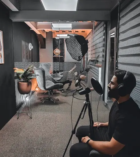 Hombre en estudio de grabación de podcast en hermitage